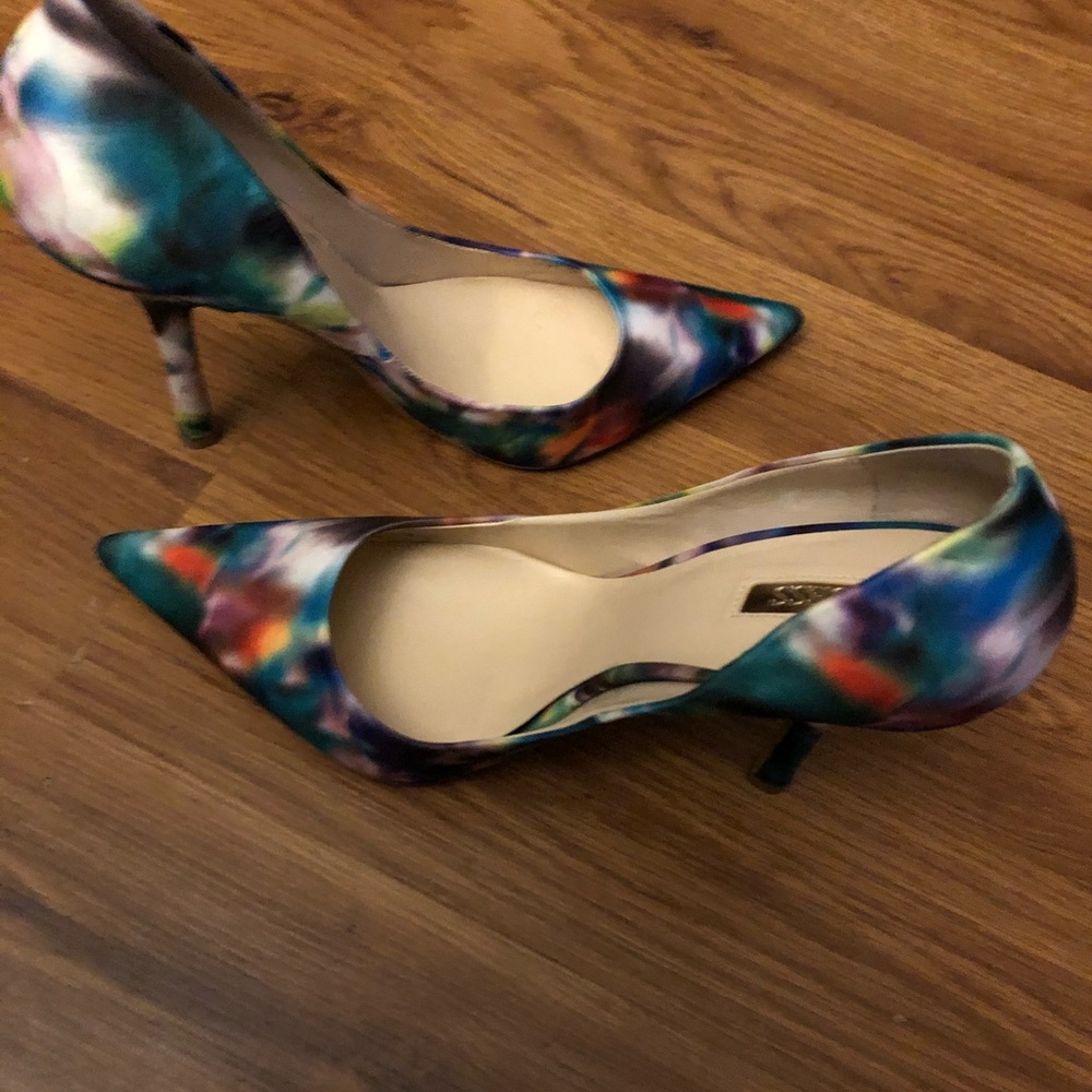 Unique Guess Pointed Toe Pumps - image 5